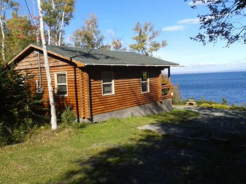 log cottage with great view, a minute down to the beach