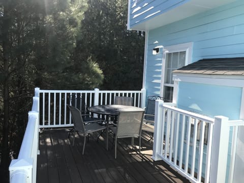 Private deck off LR fully enclosed by trees-perfect for enjoying crabs & drinks!