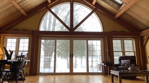 Very large greatroom with vaulted ceilings