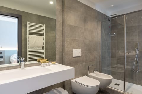 Comfort Double Room, Balcony | Bathroom | Shower, rainfall showerhead, free toiletries, hair dryer
