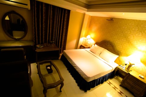Exclusive Suite, 1 King Bed | Premium bedding, in-room safe, desk, free WiFi