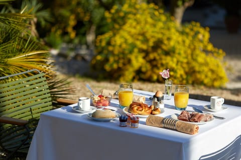Daily buffet breakfast for a fee