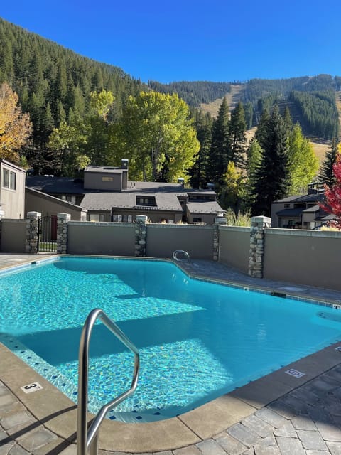 Large jacuzzi pool with Mountain views. 