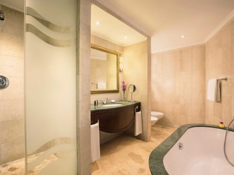 Sea View Premium One Bedroom Suite, Peacock Lounge, Private Beach & Splash Park | Bathroom | Combined shower/tub, free toiletries, hair dryer, bathrobes