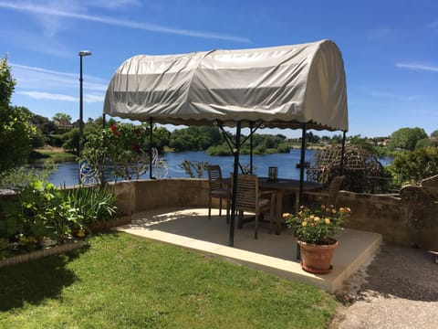 Al Fresco dining, wonderful sunsets, and a glass of chilled wine....... 