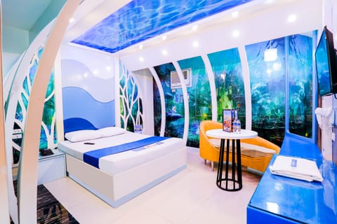Executive Suite with Private Garage | Desk, iron/ironing board, free WiFi, bed sheets