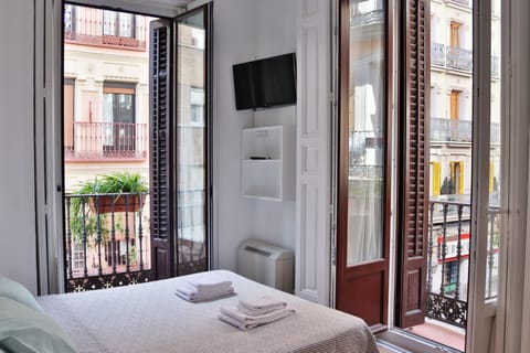 Large Double Room | Iron/ironing board, free WiFi, bed sheets