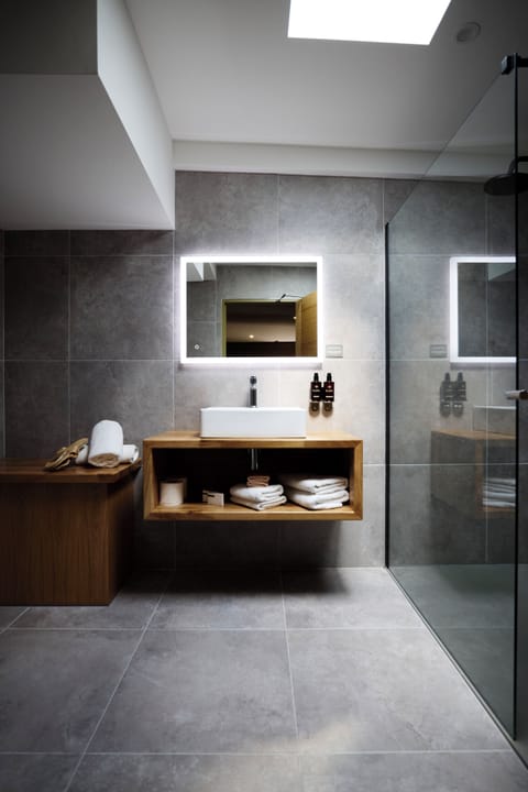 Premium Suite, 1 King Bed, Private Bathroom, Courtyard Area | Bathroom | Shower, free toiletries, hair dryer, towels