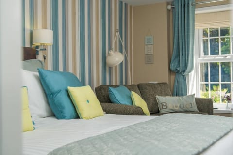 Family Room ground floor | Desk, iron/ironing board, free WiFi, bed sheets