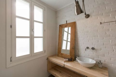 Room, Castle view (2nd Floor) | Bathroom sink