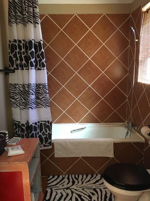 Luxury Room | Bathroom | Free toiletries, hair dryer, towels