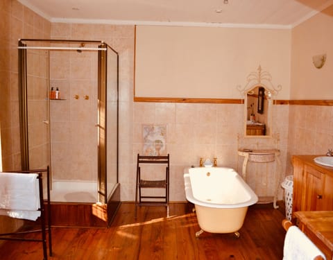 Family Room | Bathroom | Free toiletries, hair dryer, towels