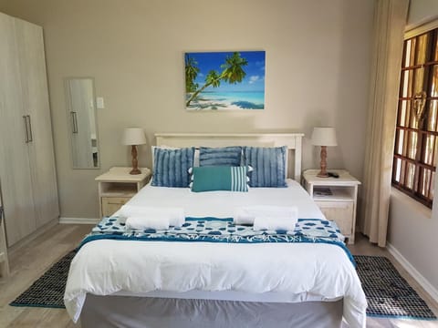 Family Room (7) | In-room safe, desk, laptop workspace, blackout drapes