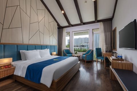 Standard Suite, 1 King Bed, City View | Free minibar items, in-room safe, desk, blackout drapes