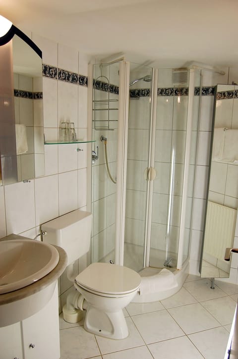 Apartment, Terrace | Bathroom | Shower, free toiletries, hair dryer, towels