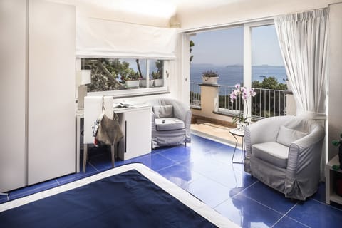 Deluxe Suite, Hot Tub | Hypo-allergenic bedding, minibar, in-room safe, desk