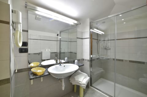 Double Room | Bathroom | Shower, free toiletries, hair dryer, bidet