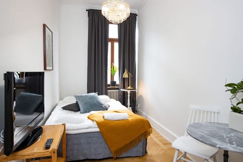 Basic Double Room, Shared Bathroom (140cm bed) | Individually decorated, iron/ironing board, free WiFi, bed sheets