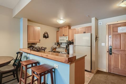 Condo, 1 Bedroom | Private kitchen | Cookware/dishes/utensils