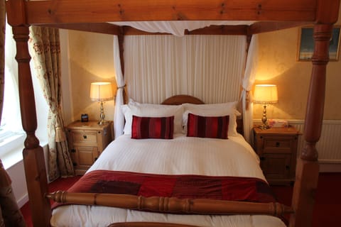Four Poster | In-room safe, iron/ironing board, free WiFi