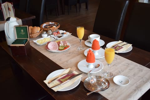 Daily cooked-to-order breakfast for a fee