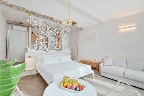 Luxury Suite, 1 King Bed, Annex Building | 1 bedroom, memory foam beds, minibar, in-room safe