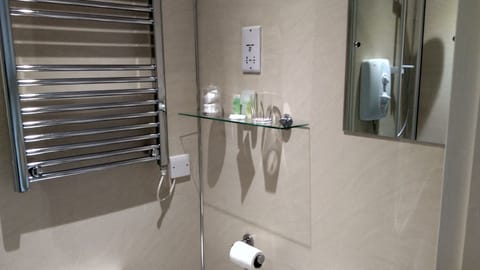 Single Room | Bathroom | Shower, free toiletries, hair dryer, towels