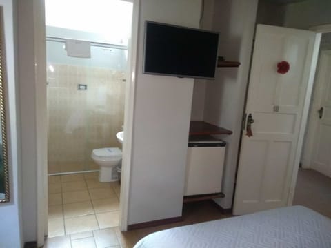Double Room | Bathroom | Shower, free toiletries, hair dryer, bidet