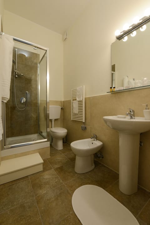 Standard Room | Bathroom | Shower, hair dryer, bidet, towels