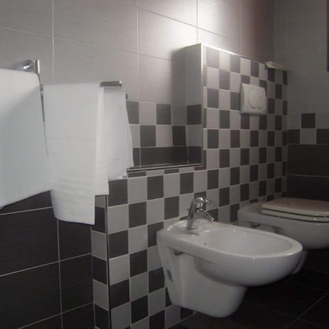 Double or Twin Room | Bathroom | Shower, free toiletries, towels