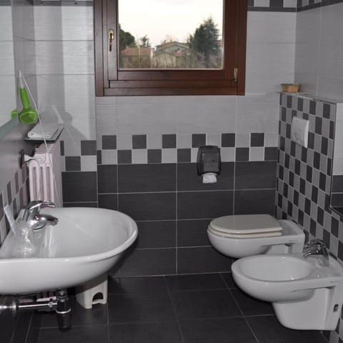 Superior Room, 1 Queen Bed, Garden View | Bathroom | Shower, free toiletries, towels