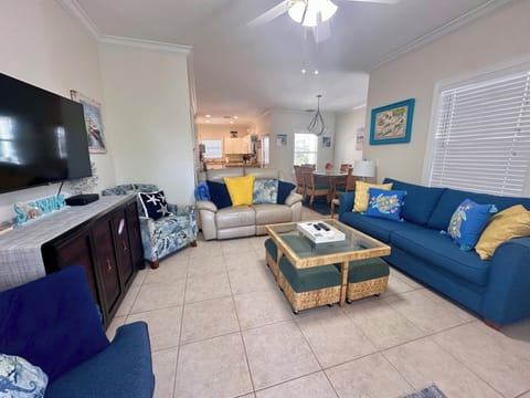 Living room/dining room. Queen sleeper sofa. Smart tv plus cable.
Games under TV
