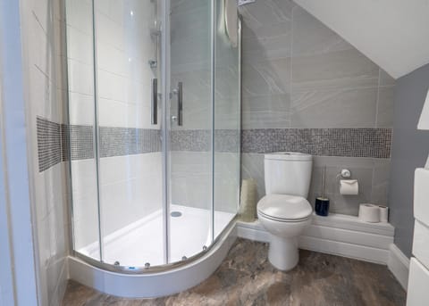 Superior Double Room, Ensuite | Bathroom | Shower, free toiletries, hair dryer, towels