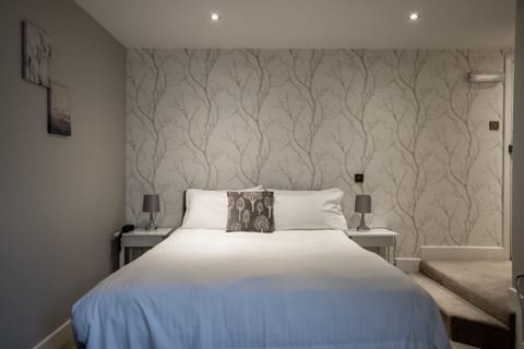 Deluxe Double Room, Ensuite | Iron/ironing board, free WiFi, bed sheets