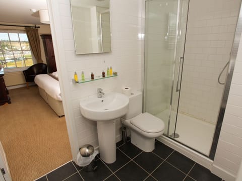 Family Quadruple Room, Ensuite (Large) | Bathroom