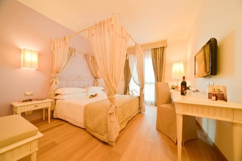 Deluxe Room, 1 Queen Bed, Valley View | Minibar, individually decorated, individually furnished, desk