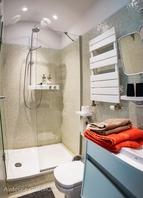 Superior Double Room (Ouest) | Bathroom | Hair dryer, bathrobes, towels
