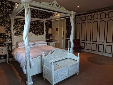 Suite, Ensuite (Four Poster)