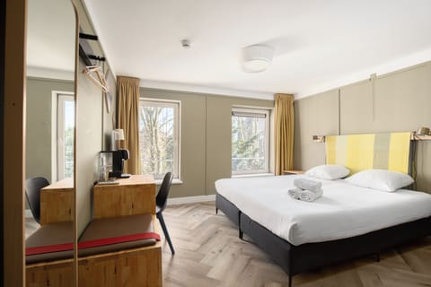 Classic Double Room | In-room safe, desk, laptop workspace, blackout drapes