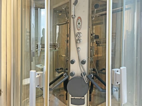 Suite (Washington) | Bathroom | Deep soaking tub, hair dryer, towels