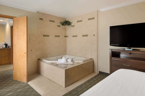 Suite, 1 King Bed, Non Smoking, Jetted Tub | In-room safe, desk, blackout drapes, iron/ironing board