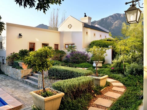 Romantic Cottage | Garden view