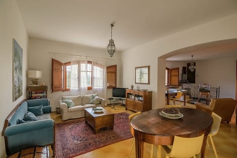 Living-room with dining-table