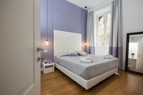 Mauve original bedroom, king size bed!