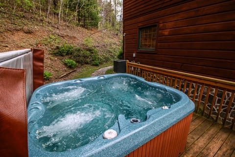 3 Bears Den hot tub just around the corner