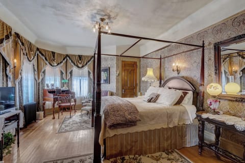 Pias Suite | Individually decorated, free WiFi, bed sheets