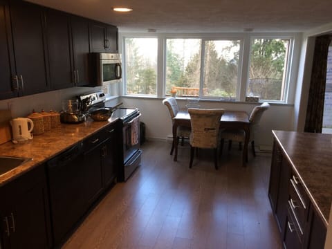 Kitchen & Dining Area