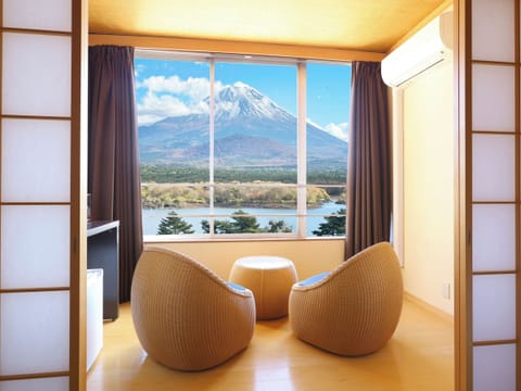 Japanese Style Room 11sqm (Private Bathroom, Mount Fuji and Lake Shoji View), Non Smoking | Down comforters, free WiFi, bed sheets