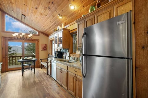 North View Lodge Granite and Stainless open Kitchen