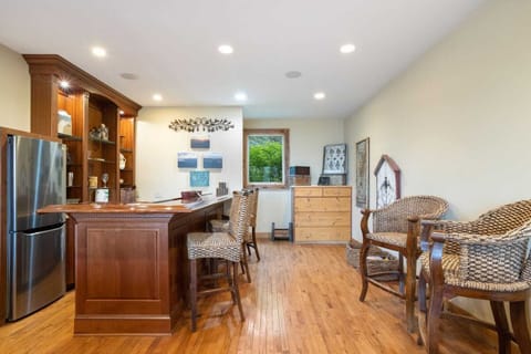 North View Lodge English Tavern-Style Bar